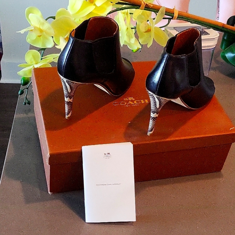 Vintage Black w/ snakeskin heel bootie! RARE CLASSY FIND!